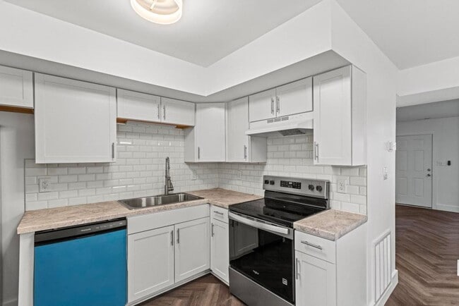 Building Photo - Completely Remodeled 2BR/1.5BA Townhome – City Convenience!