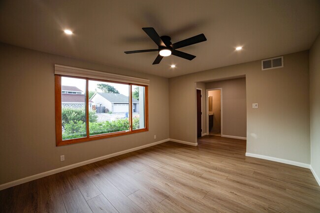 Building Photo - 405 Solano Dr