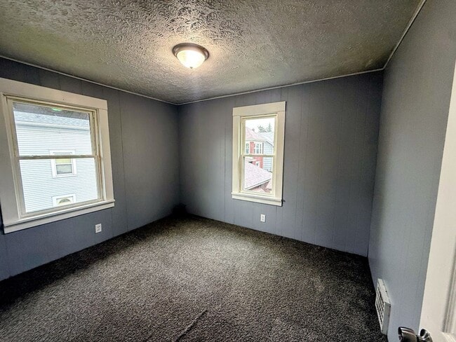 Building Photo - Three bedroom one bathroom home for rent