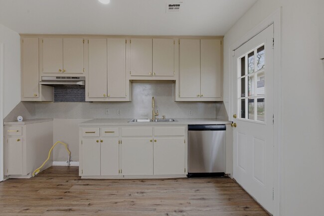 Building Photo - 2020 NE 30th St