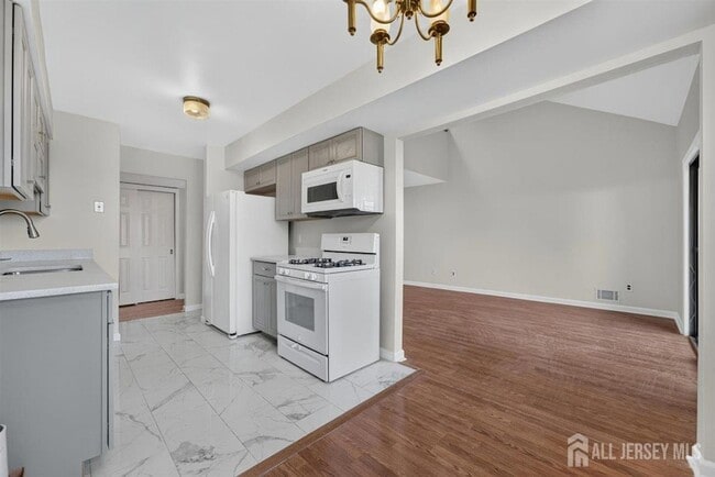 Building Photo - 94 Beverly Hl Ter