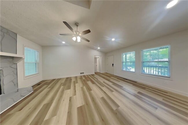 Building Photo - 2520 Deerfield Dr