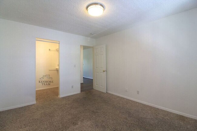 Building Photo - 6809 W Kennewick Ave