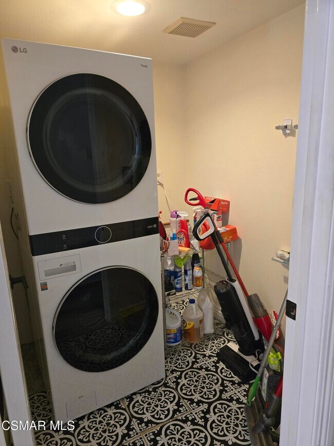 Building Photo - 3017 Klamath Ave