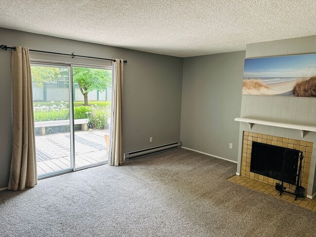 Building Photo - Charming Condo Conveniently Located
