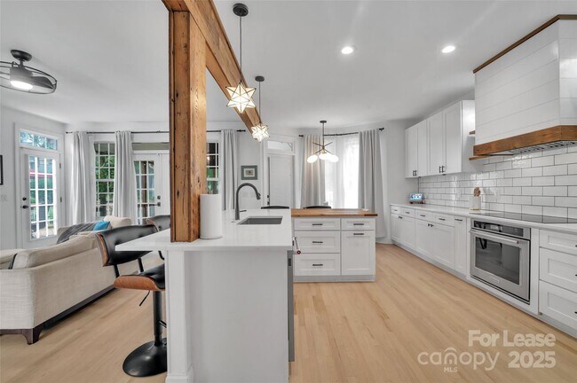 Building Photo - 15737 Agincourt Dr