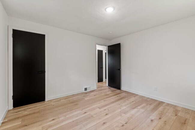 Building Photo - 131 S Joslyn Dr