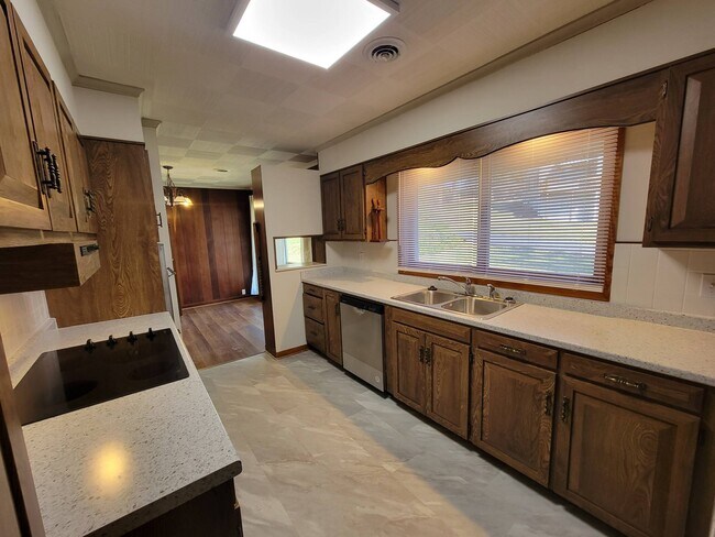 Building Photo - 477 Civitan St