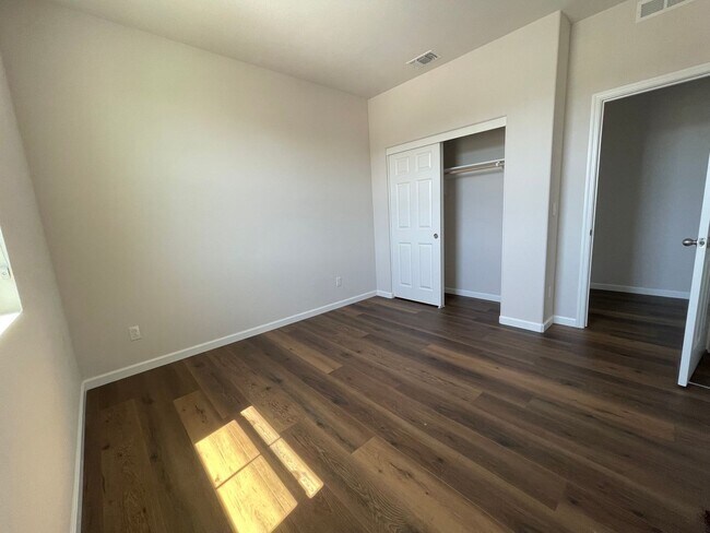 Building Photo - 427 Avignon Way