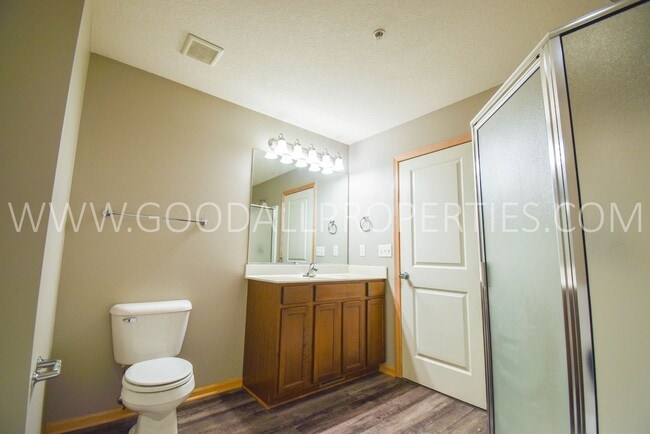 Building Photo - 2 Bedroom, 1.5 Bath Townhome in Jordan Creek area!