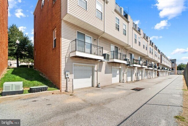 Building Photo - 4617 Dillon St