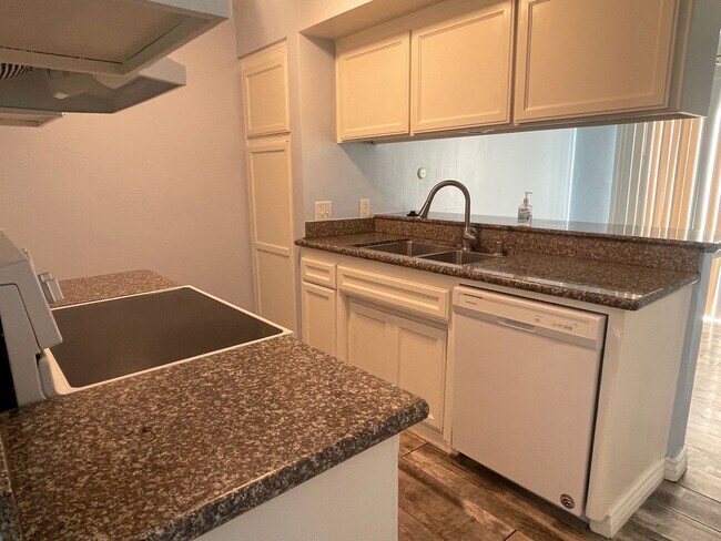 Building Photo - Clean and beautiful Condo!