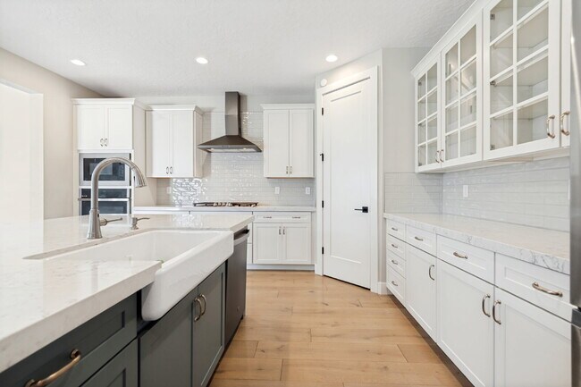Building Photo - Upscale Home Available in Herriman