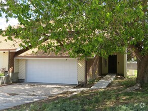 Building Photo - Roomy Townhome