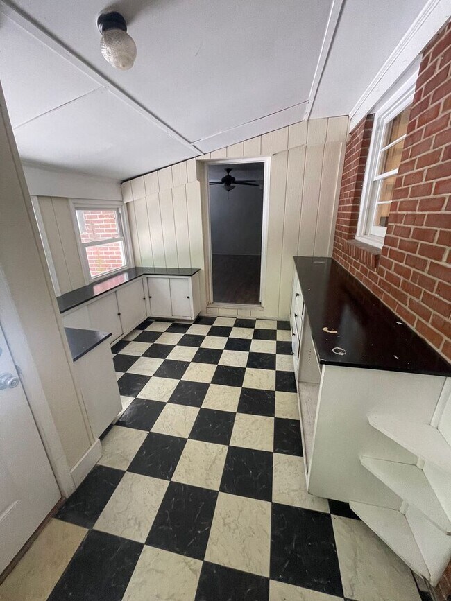 Building Photo - 2807 Holt Dr