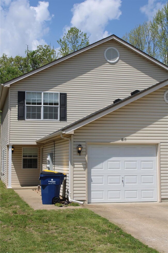 Primary Photo - 815 Woodside Creek Dr