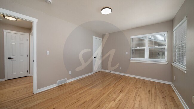 Building Photo - 1827 W Kiowa St