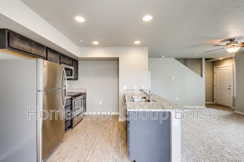 Building Photo - 933 E Travel Ln