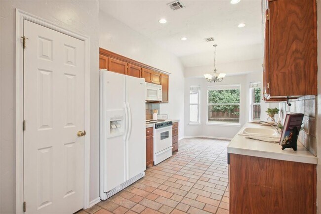 Building Photo - 613 Vickery Ave