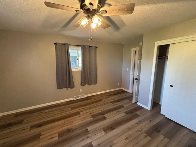 Building Photo - 2 Bedroom Duplex in Council Bluffs – Updat...