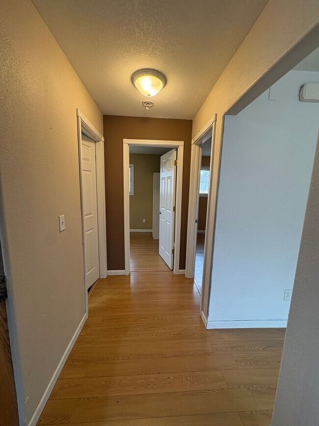 Building Photo - 812-812 5th Ave NW