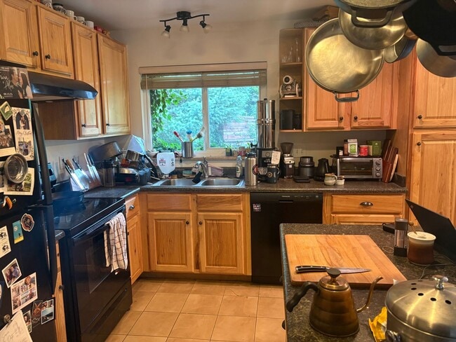 Building Photo - 3 Bed + Office 2 Bath Ranch Home with Larg...