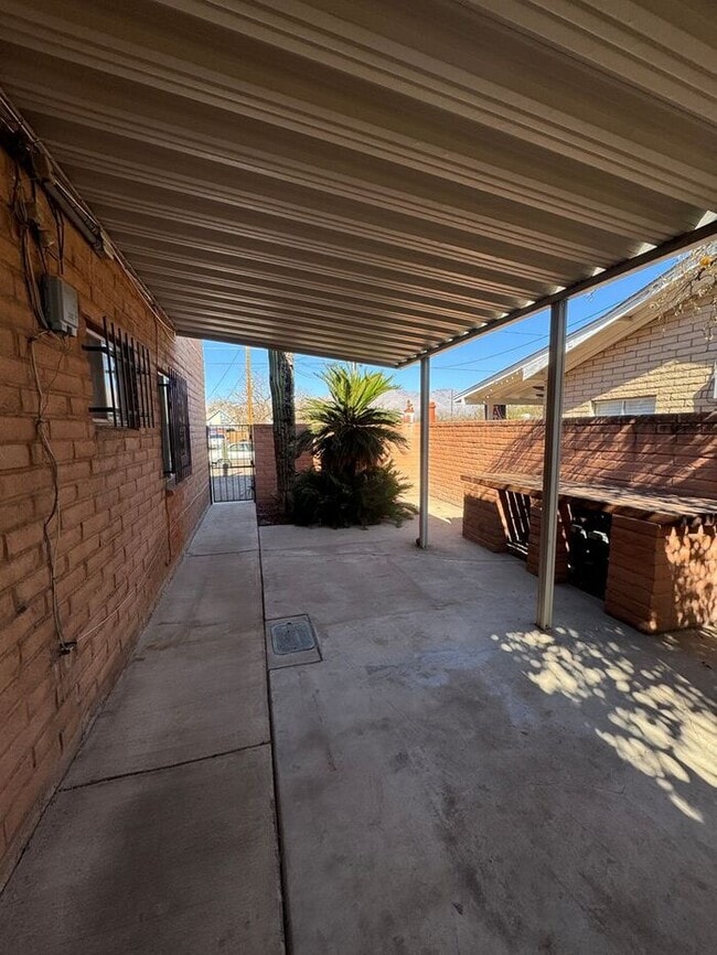 Building Photo - Charming 2 bedroom 1 bath