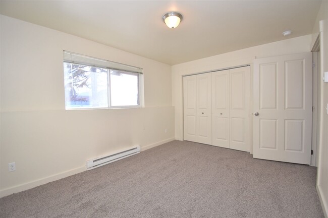 Building Photo - 2 Bed 1 Bath Garden Level Apartment! Easy Access to Downtown, Shopping and MSU!