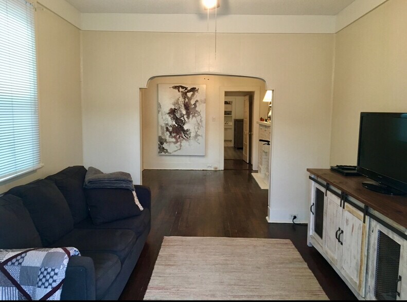 Primary Photo - 807 Leontine St