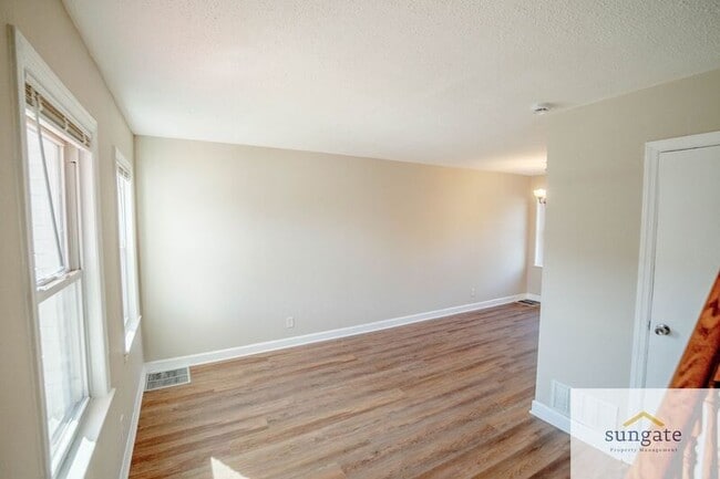 Building Photo - 5318 Patrick Henry Dr