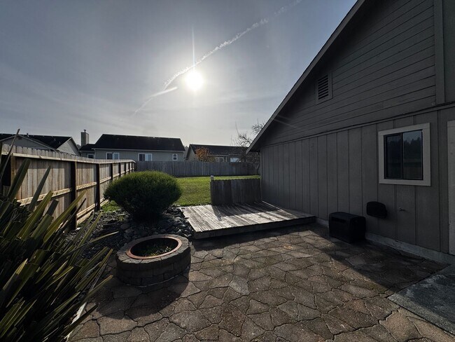 Building Photo - Charming 3 Bedroom 2 Bath home located in Humboldt Hill!