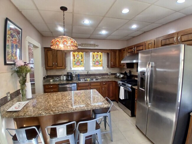 Building Photo - 4155 Piedmont Dr