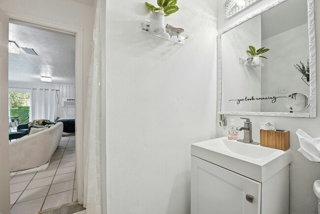 Building Photo - 1159 Arlington Pkwy NE