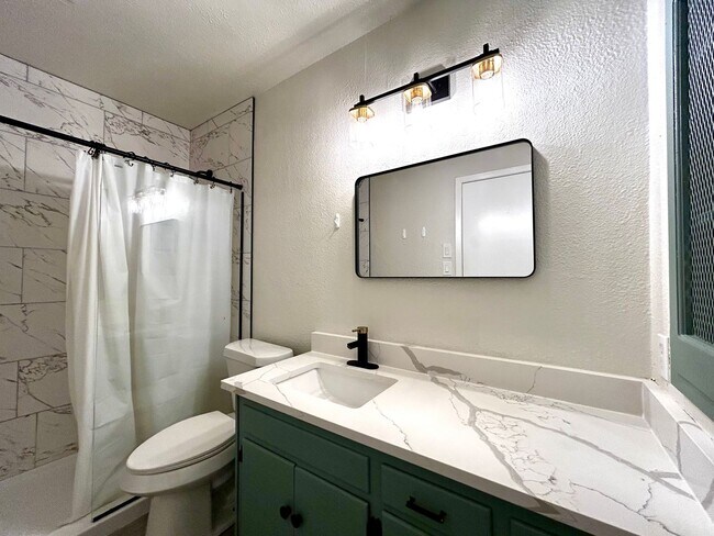 Building Photo - What a deal! a 3 bed house 5 min from DT a...