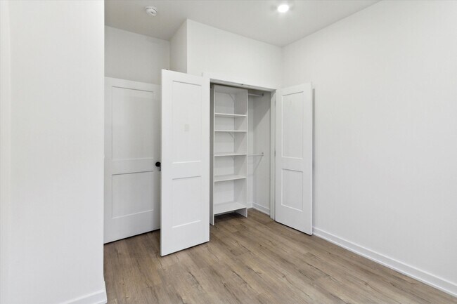 Building Photo - 1533 N Sydenham St