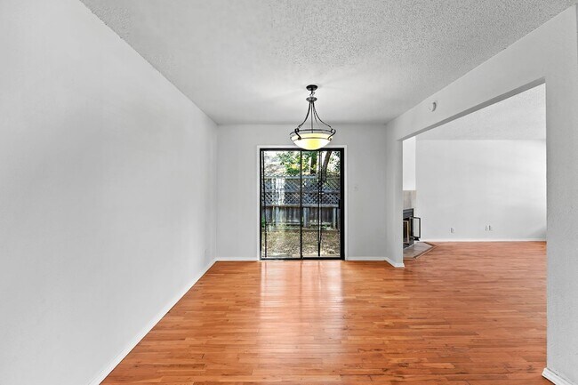 Building Photo - 607 Russet Valley Dr