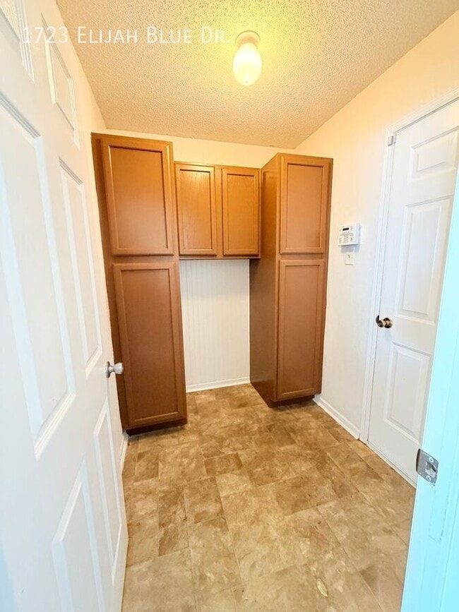 Building Photo - 1723 Elijah Blue Dr