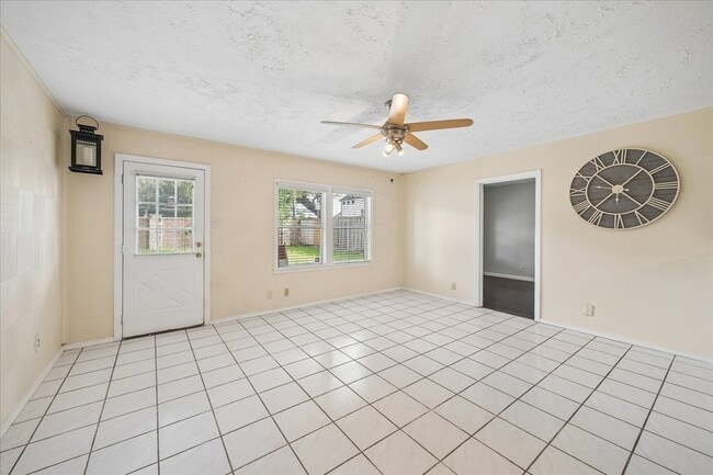 Building Photo - 6621 Westview Dr