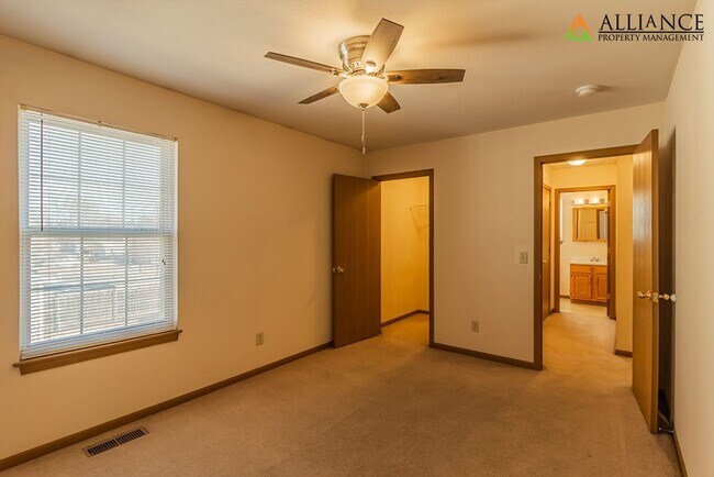 Building Photo - Bluemont Ave. 815-817