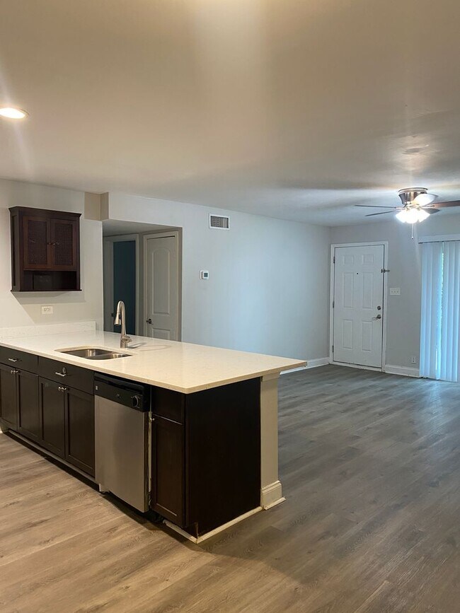 Building Photo - *Choose Your Special!* Spacious Fully Renovated 2-Bedroom Apartment in Alamo Heights ISD