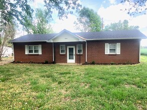 Building Photo - 3-bedroom 1 bath brick home $1395