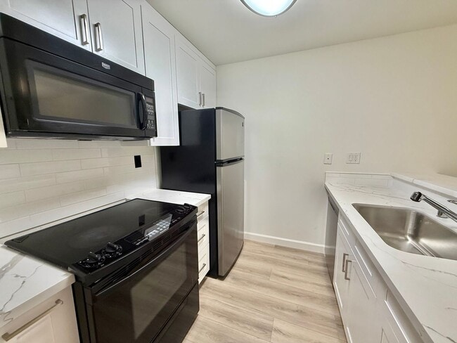 Building Photo - SAN CARLOS - Newly Remodeled 1 Bedroom Con...