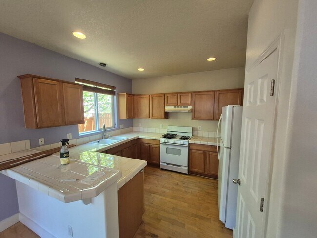 Building Photo - Family home in Hillsboro.