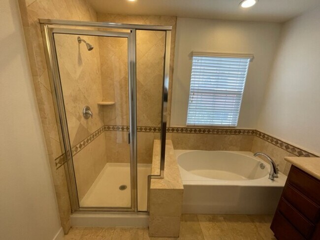 Building Photo - Rent Special - 2 weeks free rent!! 3 bedro...