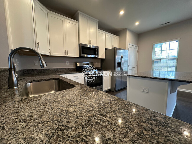 Building Photo - Beautiful 3 Bed Townhome in Eagle Lake Sub...