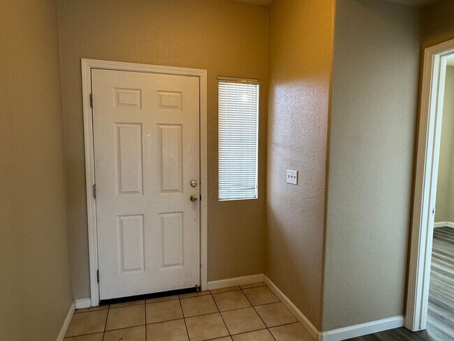 Building Photo - Four Bed, Two Bath Home Close to Hwy 99 an...