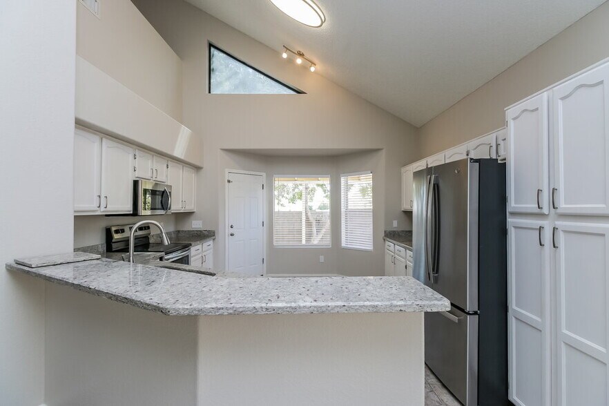 Building Photo - 441 S Maple
