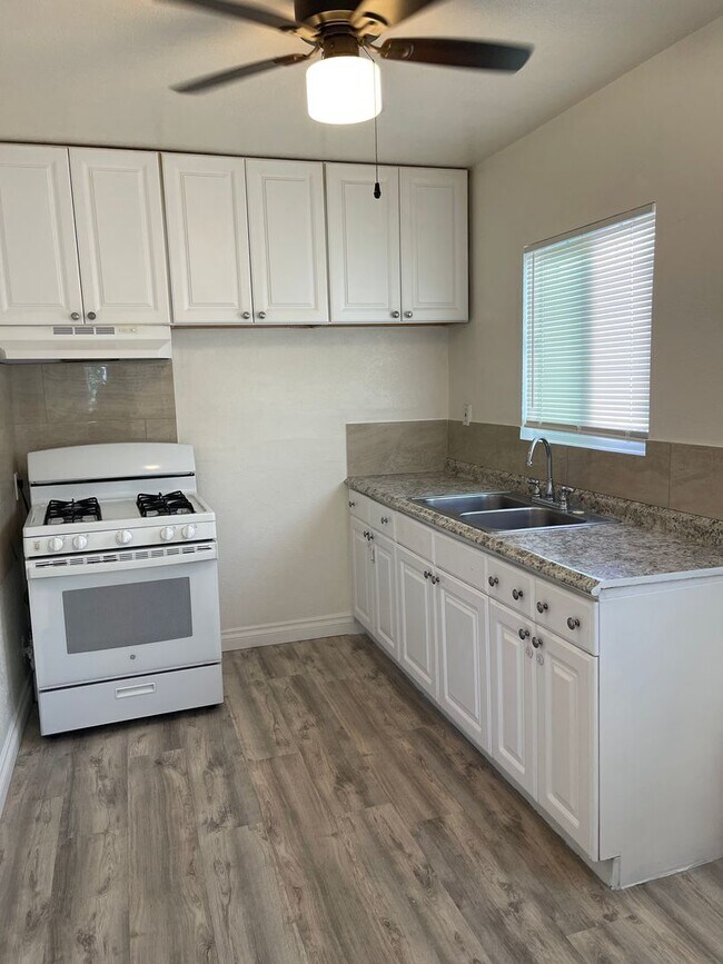 Building Photo - Large Upper 1 Bedroom 1 Bath in Long Beach!