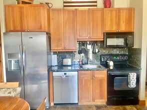 Building Photo - Highlands Green Lodge! Updated One Bedroom close to Main Street! SUMMER ONLY RENTAL!