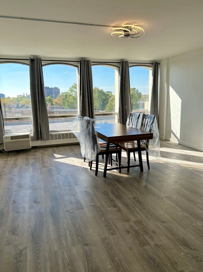 Building Photo - 1450 E 55th St